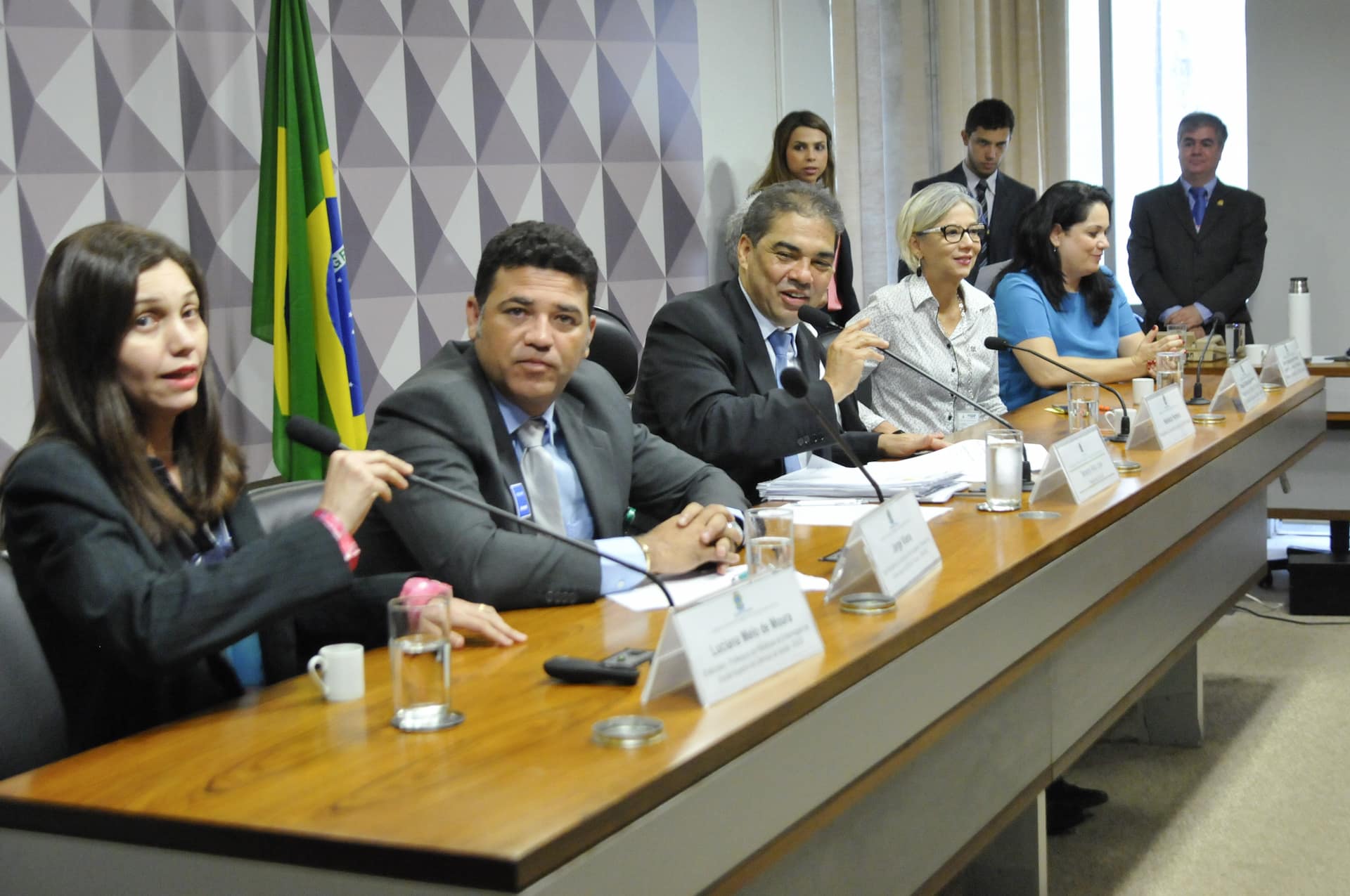 Comissão de Direitos Humanos e Legislação Participativa (CDH) realiza audiência pública interativa para debater sobre: "A Atenção Primária em Saúde - (APS), sua atual organização e como agir para que seja prioritária". Mesa (E/D): enfermeira, professora da Faculdade de Enfermagem da Escola Superior de Ciências de Saúde (ESCS), Luciana Melo de Moura; vice-presidente do Sindicato dos Auxiliares e Técnicos de Enfermagem do Distrito Federal (Sindate), Jorge Viana; presidente eventual, senador Hélio José (PSD-DF); presidente do Conselho de Saúde do Distrito Federal, Helvécio Ferreira; subsecretária de Vigilância à Saúde da Secretaria de Saúde do Distrito Federal, Teresa Cristina Vieira Segatto; secretária de Atenção Primária da Secretaria de Saúde do Distrito Federal, Maria Amalia Dorsch Ferreira Foto: Geraldo Magela/Agência Senado