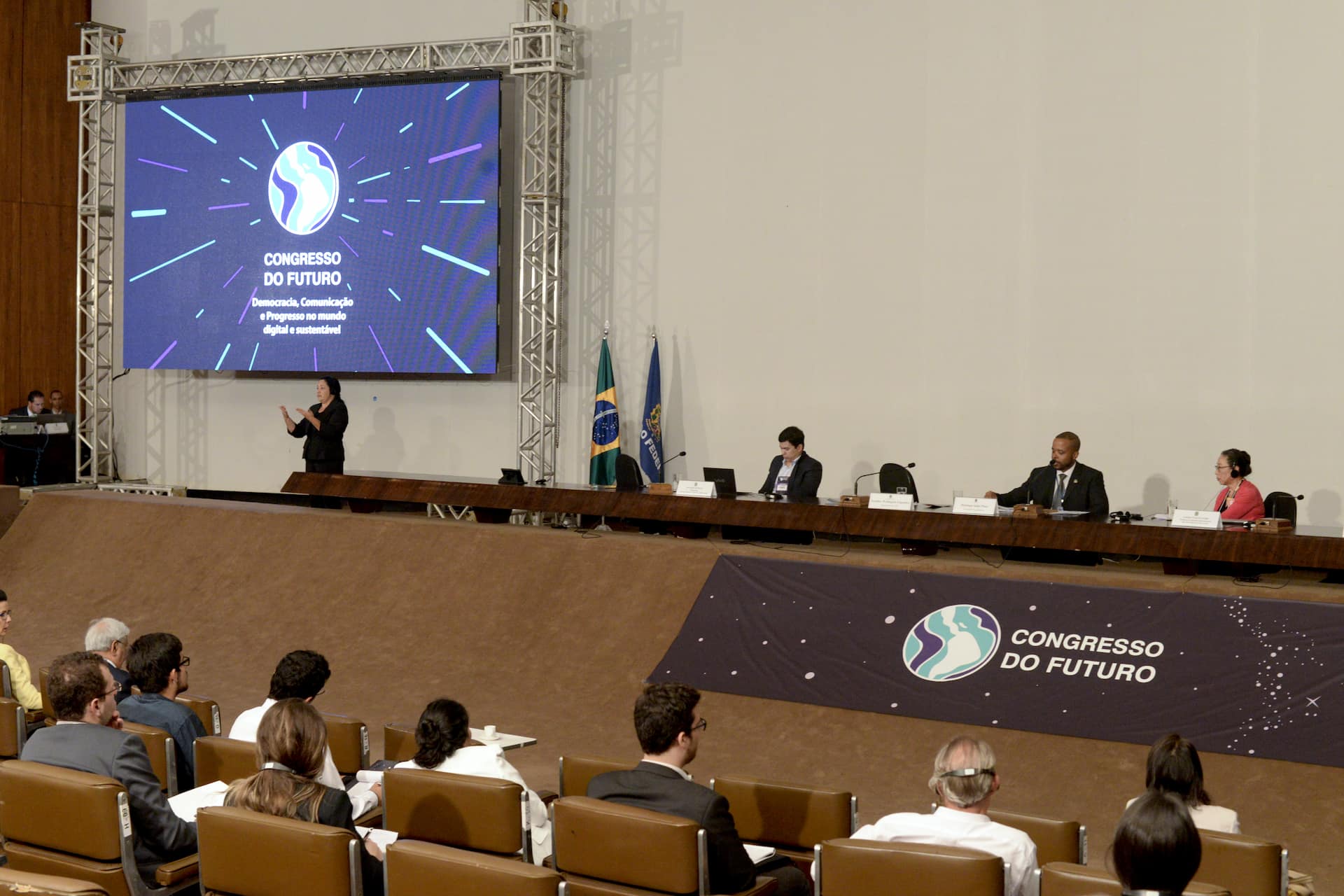 Auditório Petrônio Portella durante "Congresso do Futuro: Democracia, Comunicação e Progresso no mundo digital e sustentável". Mesa redonda com o tema: Saúde e alimentação para o futuro - Segurança alimentar. Participam: pesquisador do Centro Nacional de Pesquisa de Recursos Genéticos e Biotecnologia da Embrapa, Eduardo Romano de Campos Pinto; consultor legislativo Henrique Salles Pinto; professora de Relações Internacionais na New School, em Nova Iorque, Sakiko Fukuda-Parr; professor Yale School of Public Health. Diretor da Global Health Concentration, Rafael Perez Escamilla; especialista em desenvolvimento industrial no Serviço Social da Industria, Gina Marini Ferreira Foto: Jefferson Rudy/Agência Senado