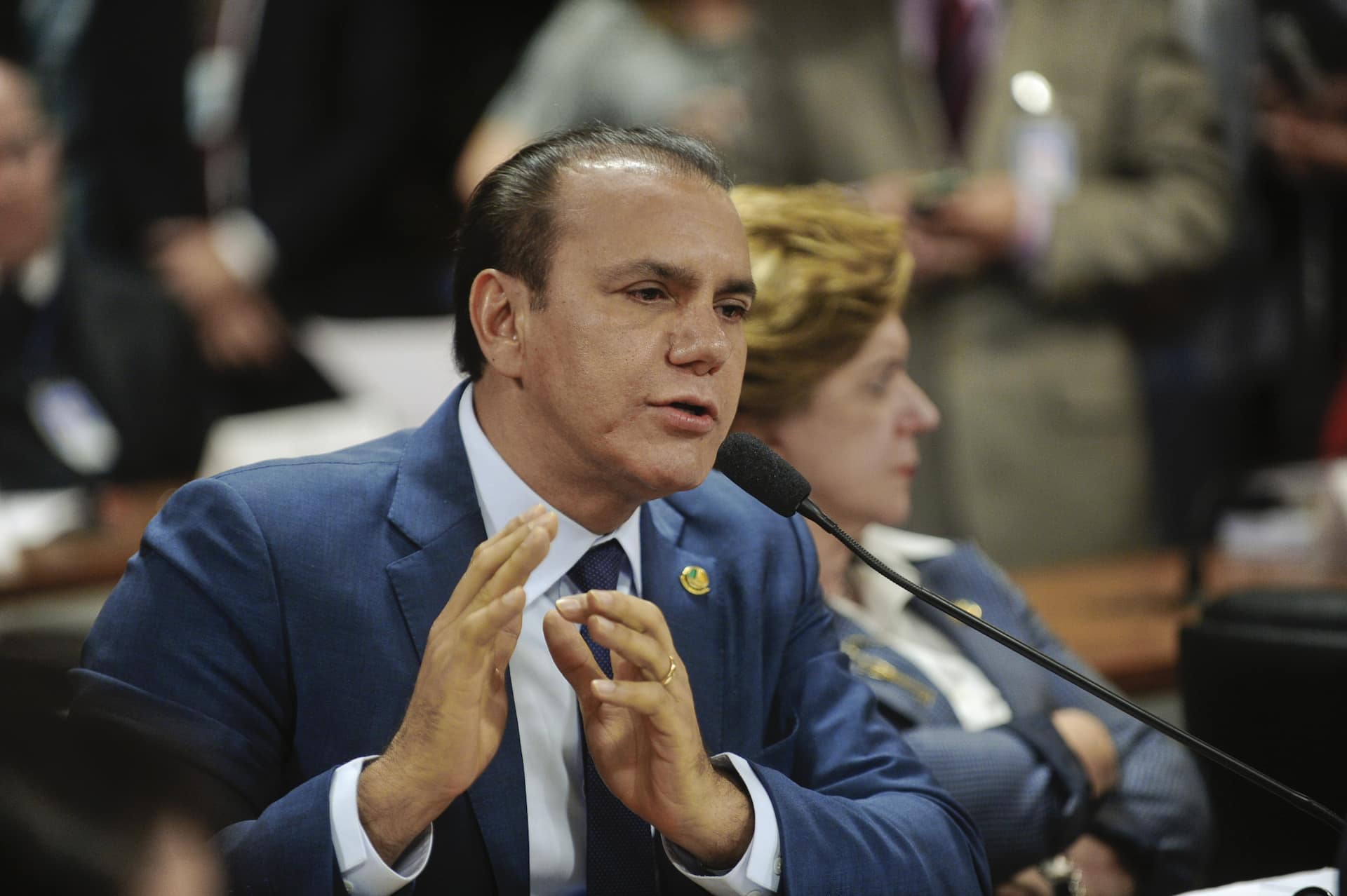 A comissão mista que analisa a Medida Provisória 675/2015 reúne-se para apresentação do relatório da senadora Gleisi Hoffmann (PT-PR). A MP eleva de 15% para 20% a alíquota da Contribuição Social sobre Lucro Líquido (CSLL) devida por instituições financeiras, como bancos, seguradoras e administradoras de cartão de crédito. Em pronunciamento, senador Ataídes Oliveira (PSDB-TO). Foto: Marcos Oliveira/Agência Senado.