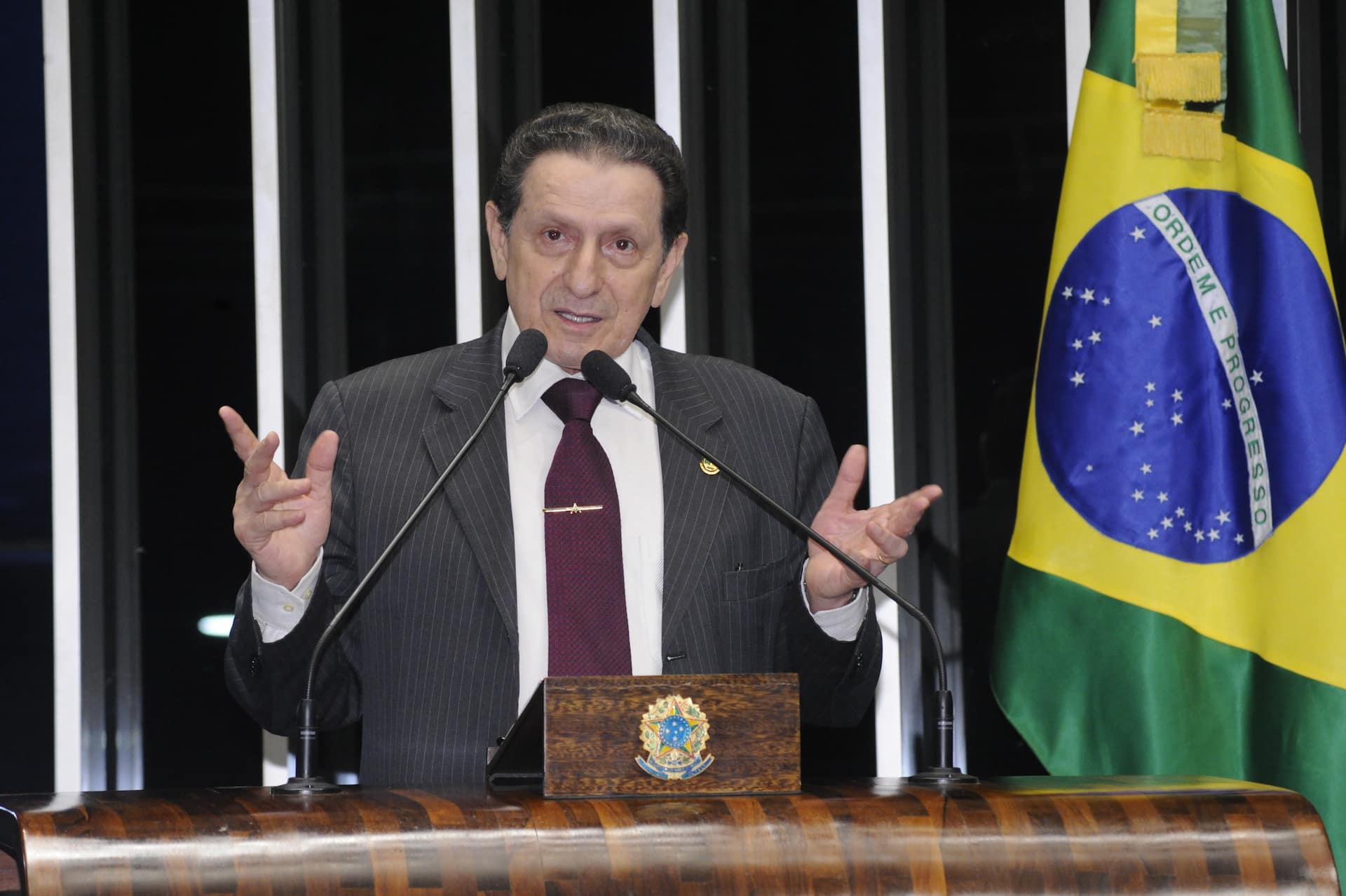 Senador Mozarildo Cavalcanti (PTB-RR) em discurso na tribuna no plenário do Senado Federal durante sessão não deliberativa. Mozarildo Cavalcanti (PTB-RR) afirma que as eleições no Brasil ainda são prejudicadas por compra de votos, boca de urna, abuso de poder polÃ-tico ou econômico e pesquisas manipuladas. Foto: Waldemir Barreto/Agência Senado