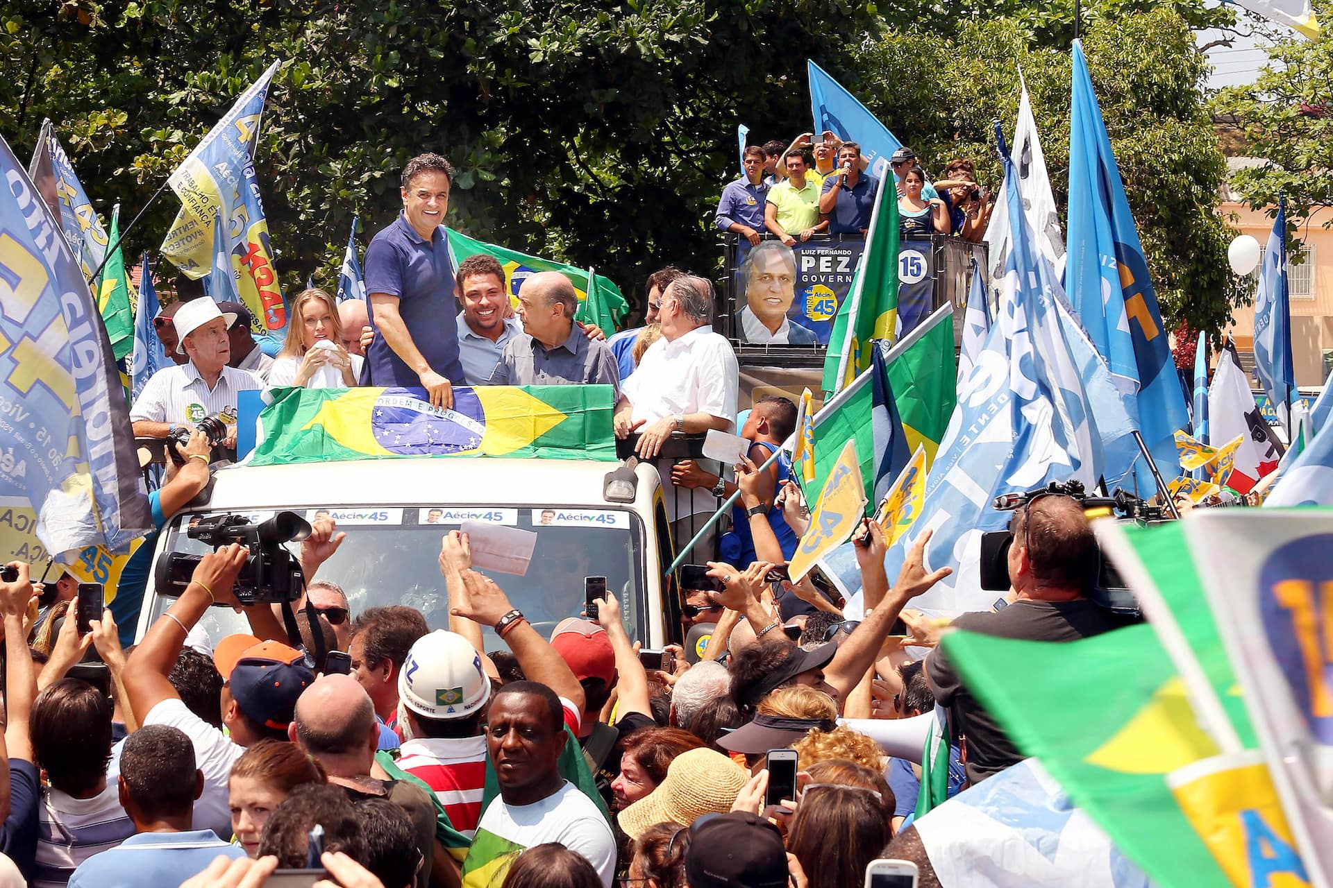 O candidato à Presidência da República pela Coligação Muda Brasil, Aécio Neves, participou de ato de apoio à sua candidatura, na manhã deste domingo (19/10), em Copacabana, no Rio de Janeiro (RJ). Aécio estava acompanhado de familiares, apoiadores e eleitores. Foto: Marcos Fernandes