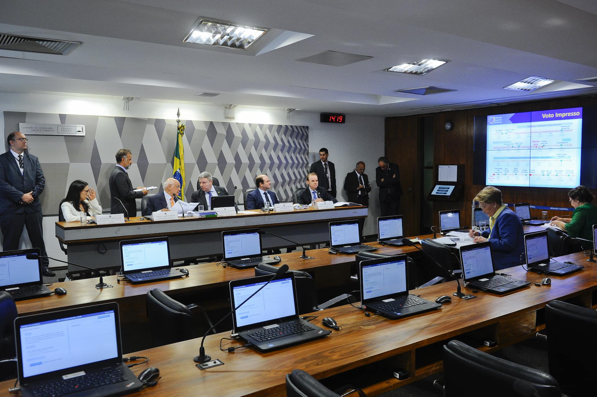 Comissão de Constituição, Justiça e Cidadania (CCJ) realiza audiência pública interativa para debater a segurança do sistema eletrônico de votação, bem como a implementação do voto impresso nas eleições gerais de 2018, conforme exigência prevista na Lei nº 13.165, de 29 de setembro de 2015. Mesa: juíza auxiliar do gabinete da Presidência do Tribunal Superior Eleitoral (TSE), Ana Lúcia A.de Aguiar; presidente em exercício da CCJ, senador Lasier Martins (PSD-RS); vice-presidente da CCJ, senador Antonio Anastasia (PSDB-MG); ministro do Tribunal Superior Eleitoral (TSE), Tarcísio Vieira de Carvalho Neto; secretário de Tecnologia da Informação do Tribunal Superior Eleitoral (TSE), Giuseppe Dutra Janino. Foto: Pedro França/Agência Senado