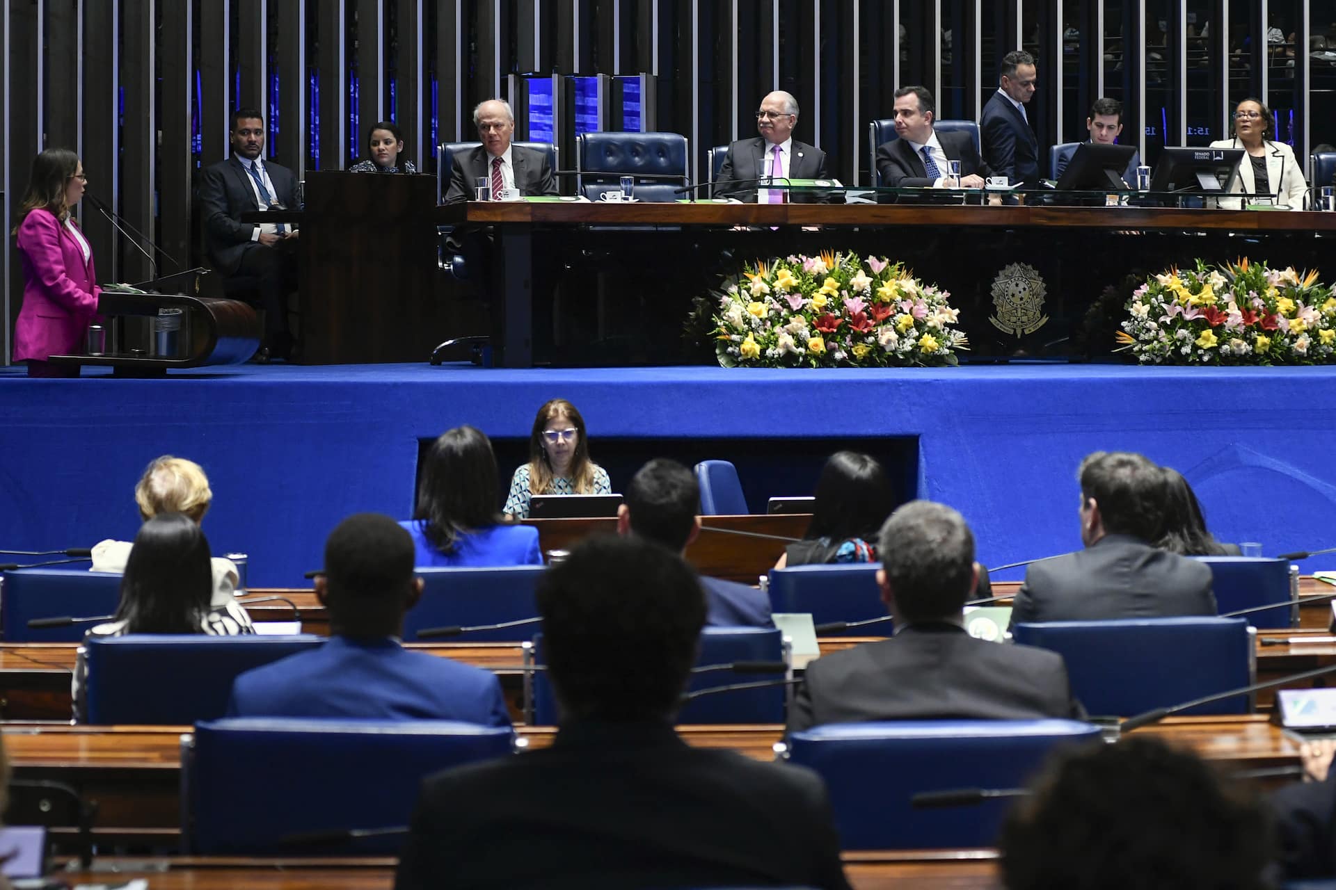 Plenário do Senado Federal durante sessão especial destinada a celebrar o aniversário de 40 anos da criação da Associação Nacional das Defensoras e dos Defensores Públicos (Anadep). Criada em 3 de julho de 1984, a associação representa quase 7 mil defensores públicos em todas as unidades da Federação. Em discurso, à tribuna, presidente da Associação Nacional das Defensoras e Defensores Públicos (Anadep), Rivana Barreto Ricarte de Oliveira. Mesa: ex-presidente da Associação Nacional das Defensoras e Defensores Públicos (Anadep), André Luiz de Felice Souza; presidente da Associação Nacional das Defensoras e Defensores Públicos (Anadep), Rivana Barreto Ricarte de Oliveira; presidente do Supremo Tribunal Federal (STF) em exercício, ministro Edson Fachin; presidente do Senado Federal e requerente desta sessão, senador Rodrigo Pacheco (PSD-MG); secretário desta sessão; presidente da Associação das Defensoras e Defensores Públicos do Estado de Minas Gerais, Marolinta Dutra. Foto: Jefferson Rudy/Agência Senado