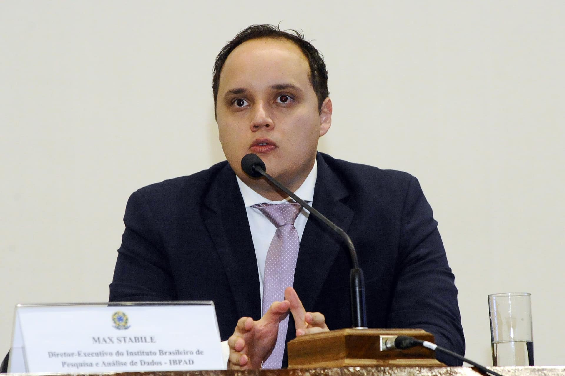 A Secretaria de Comunicação Social (Secom), em parceria com a Diretoria-Geral (Dger), realiza o seminário "O Legislativo e as mídias sociais" – desafios e oportunidades de comunicação, que vai discutir o uso e a influência das redes sociais sobre o trabalho legislativo e o cenário político eleitoral. Acadêmicos e profissionais da área falam sobre fake news, monitoramento digital e questões relacionadas à regulação dos conteúdos das redes sociais. Em pronunciamento, à mesa, diretor-executivo do Instituto Brasileiro de Pesquisa e Análise de Dados (IBPAD), Max Stabile. Foto: Waldemir Barreto/Agência Senado