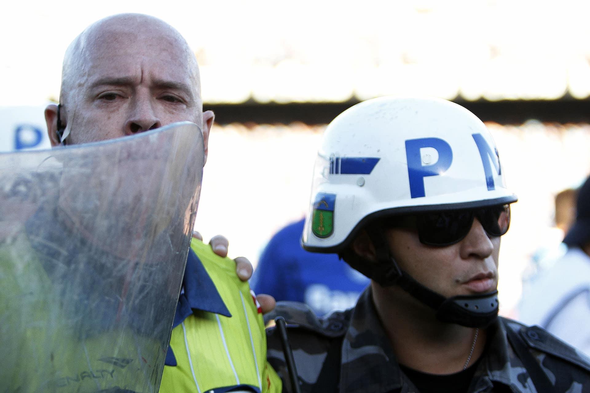 PORTO ALEGRE, RS - FUTEBOL - 02.12.2012 - Héber Roberto Lopes encerrou o jogo sem acréscimos e saiu escoltado pela PM na partida entre Grêmio e Internacional pela última (38ª) rodada do Brasileirão 2012, na tarde desde domingo, no Estádio Olímpico Monumental. Foto: Guilherme Testa