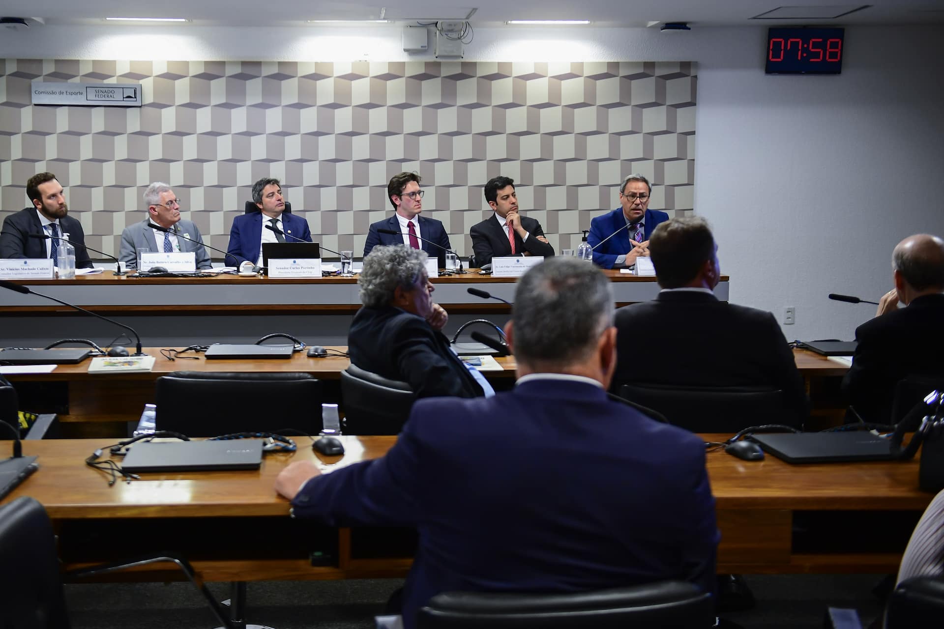 Comissão de Esporte (CEsp) do Senado Federal promove audiência pública conjunta com a Comissão de Esporte da Câmara dos Deputados, destinada a dialogar sobre os vetos presidenciais apostos à Lei nº 14.597, de 2023 - a Lei Geral do Esporte - e seus impactos no ordenamento jurídico esportivo nacional. Mesa: consultor legislativo do Senado Federal, Vinícius Machado Calixto; presidente do Comitê Brasileiro de Clubes Paralímpicos (CBCP), João Batista Carvalho e Silva; presidente eventual, senador Carlos Portinho (PL-RJ); diretor jurídico do Comitê Paralímpico Brasileiro (CPB), Paulo Losinskas; gerente jurídico do Comitê Brasileiro de Clubes (CBC), Luis Felipe Vasconcelos de Melo Cavalcanti; presidente da Federação das Associações de Atletas Profissionais (Faap), Julio Lirio - em pronunciamento. Foto: Saulo Cruz/Agência Senado