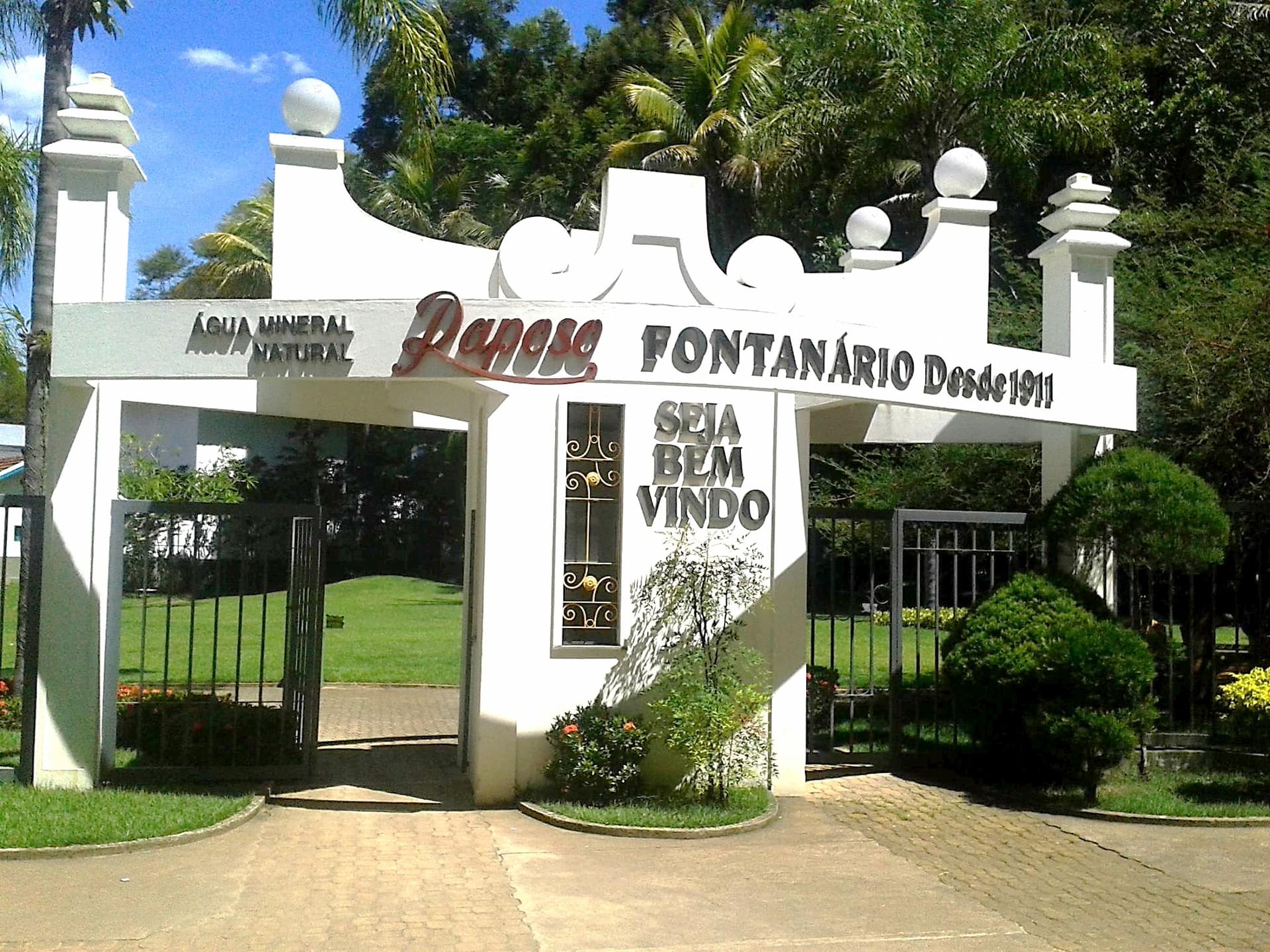 Atração turística, o Fontanário Raposo, de 1911, compõe-se de três diferentes águas carbogasosas, cada qual com sabor e propriedades terapêuticas próprias. Pertence ao Hotel Fazenda Raposo.