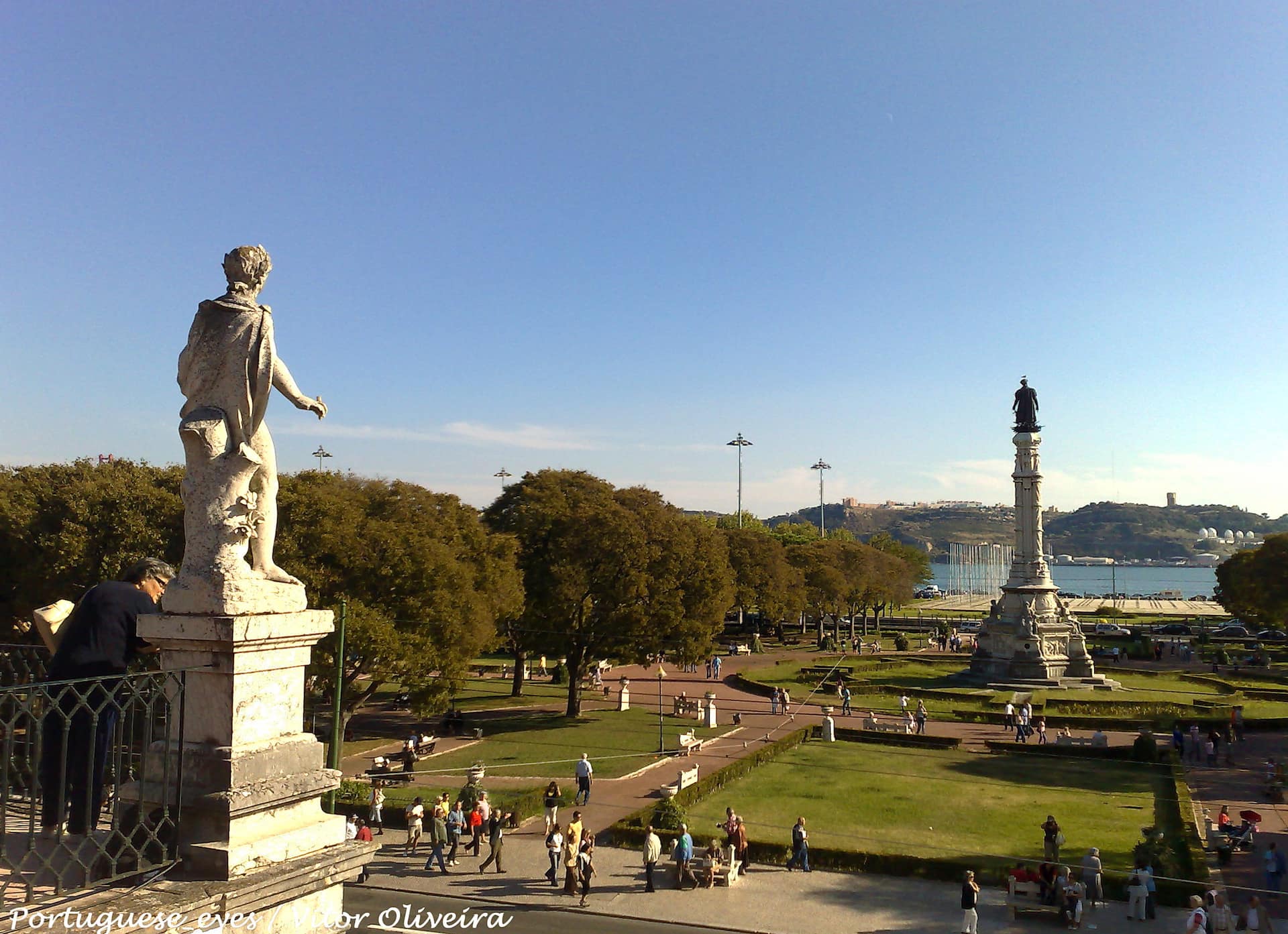 O Palácio, localizado em Belém, outrora palácio de reis, é hoje monumento nacional e sede da Presidência da República Portuguesa. Chamado "das leoneiras" no século XVIII, parece ter como emblema o leão - símbolo solar que alia a Sabedoria ao Poder. Uma bandeira de cor verde com o escudo nacional - o estandarte presidencial - é hasteada no palácio indicando a presença do Presidente em Belém. Trata-se de um conjunto arquitetónico e paisagístico onde avulta um edifício central de cinco corpos com frente para o rio Tejo. A um primeiro palacete, para nascente do Pátio das Damas - o Anexo - segue-se, na viragem para a Calçada da Ajuda, outra construção - o Picadeiro Real, hoje Museu dos Coches. Para poente desenvolvem-se os conjuntos do Pátio dos Bichos, do pavilhão da Arrábida e do Jardim da Cascata. Na direção do sul estende-se o Jardim Grande, que termina num mirante cujo gradeamento prolongado para nascente e poente encontra dois pequenos pavilhões, outrora designados "casas de recreação". Entrada do Palácio de BelémA entrada no palácio faz-se pela rampa do Pátio dos Bichos. Por aqui entram os convidados do Presidente da República e visitas oficiais. No lado esquerdo da subida está o antigo Pátio das Equipagens, onde antes se encontravam as cavalariças e depósitos de coches e arreios. Atualmente estas instalações acolhem o Museu da Presidência da República. A rampa termina no Pátio dos Bichos. É junto a esta entrada que se realiza, no 3.º domingo de cada mês, às 11 horas, a Rendição Solene ou Render da Guarda, realizado pela guarda de honra do Palácio Nacional de Belém, a cargo do Esquadrão Presidencial da Unidade de Segurança e Honras de Estado da Guarda Nacional Republicana. Ao entrar no Pátio dos Bichos vê-se ao lado direito a fachada poente do palácio. Aqui, nota-se, pela diversidade da construção, a junção dos dois edifícios: a Arrábida e o palácio. A fachada é constituída por uma porta central, duas laterais, e três janelas de sacada. Ao fundo do pátio encontra-se um muro com uma fonte e várias portas gradeadas que foram, em certa época, ocupadas por animais selvagens provenientes de África. Na escada de acesso à Sala das Bicas podemos ver o pórtico de pedra (anteriormente exterior) e os vitrais das janelas posteriormente introduzidas. Palácio de Belém - Sala das BicasA sala das Bicas possui chão de mármore preto e branco, nas paredes silhares de azulejos policromos e bustos de jaspe representando imperadores romanos, um enorme lustre de bronze, reposteiros em cor escura com o escudo de D. João V (sem coroa), o teto de madeira pintado e duas bicas que dão o nome à sala. Imagens desta sala são transmitidas frequentemente na televisão, sempre que os convidados do Presidente da República prestam declarações aos jornalistas. À direita da Sala das Bicas fica a Sala de Jantar num corpo do palácio que não fazia parte da edificação primitiva, construída no século XVI por D. Manuel de Portugal. Houve um período (1980-1985) em que esta sala serviu de museu expondo os presentes oferecidos ao Presidente Ramalho Eanes. Voltou depois à sua função de sala de refeições para convidados. À esquerda da Sala das Bicas fica um corredor que serviu de Galeria dos Retratos dos anteriores Presidentes da República. Hoje, esses retratos pintados a óleo sobre tela, estão expostos no Museu da Presidência da República. A Sala Dourada comunica com o primeiro dos três salões da zona nobre do Palácio - já assim fora concebido no tempo de D. Manuel de Portugal. Palácio de Belém - Sala DouradaO sumptuoso teto da Sala Dourada foi executado no século XVIII, é apainelado, tem uma pintura central alegórica e quatro medalhões nas quadras, rodeados de uma profusão de ornatos de talha dourada. Por trás da Sala Dourada existe uma pequena capela onde foram batizados o Rei D. Manuel II e o seu irmão, o príncipe Luís Filipe, e, ainda, Miguel, o segundo filho do Presidente Ramalho Eanes. A Sala Império - assim conhecida por estar decorada com móveis desse estilo -, também chamada Sala Verde, chamou-se anteriormente Sala dos Retratos ou dos Presidentes - por nela se encontrarem, até 1985, os retratos dos Presidentes da República - e antes disso Sala D. João V - pela presença em dada altura de um magnifico busto do Rei, que agora se encontra no Convento de Mafra. Na parede onde antes se expunham os retratos, encontra-se agora um quadro de grandes dimensões, que contém um elemento curiosamente semelhante ao existente no centro do teto pintado: um medalhão de D. João VI. Palácio de Belém - Sala Azul, também chamada Sala dos EmbaixadoresSegue-se a Sala Azul, também chamada Sala dos Embaixadores. O teto é igualmente apainelado e foi em tempos muito mais rico e elaborado. Atualmente, aqui se realizam as tomadas de posse individuais de membros do Governo e, aqui, os embaixadores estrangeiros entregam as suas cartas credenciais ao Presidente da República. Comunicando com a Sala Azul está o Gabinete de Trabalho do Presidente. Durante muitos anos foi quarto de cama, nele dormiram alguns reis e alguns hóspedes ilustres da Coroa. Este quarto sofreu várias transformações. Entre as últimas constam as que se fizeram para a acomodação de D. Amélia, em 1886, obra em que participaram os artistas Columbano e Malhoa. Palácio de Belém - Gabinete de Trabalho do Presidente da RepúblicaFinalmente, fez-se a instalação do gabinete de trabalho do Presidente Ramalho Eanes. Antes disso, o gabinete do Presidente da República era noutro local e esta era a sala onde reunia o Conselho de Estado. A atual sala onde se reúne o Conselho de Estado é a mesma que D. Maria II, em 1852, adaptou a sala de baile e onde na época tiveram lugar alguns bailes íntimos da corte. É pelo atual Pátio das Damas que se faz o movimento geral do palácio. Este, pouco conserva do tempo de D. Manuel de Portugal, em que era mais acanhado. Atualmente o pátio está limitado, à esquerda de quem entra, pelas traseiras do Museu dos Coches (antigo picadeiro), ao fundo pelo muro do Jardim de Buxo e pela ala nascente do palácio e à direita pelo Palacete construído no início do século XX pelo Rei D. Carlos, para alojar as comitivas dos visitantes oficiais. Foi então que foram derrubadas as velhas construções, ampliado o pátio e aberto um portão para a Calçada da Ajuda. <a href=" http://www.presidencia.pt/?idc=15 " rel="nofollow">www.presidencia.pt/?idc=15</a>