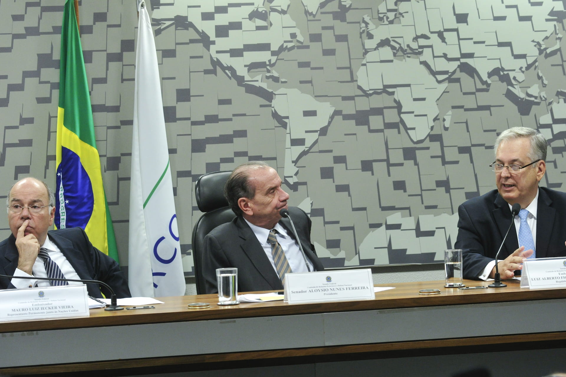 Comissão de Relações Exteriores e Defesa Nacional (CRE) realiza reunião. Primeira parte: apreciação de acordo sobre o clima e leitura de indicações de embaixadores; segunda parte: sabatina de embaixadores indicados para Portugal e para a chefia da representação brasileira junto à ONU. Mesa (E/D): indicado para o cargo de representante permanente do Brasil junto às Nações Unidas (ONU), Mauro Luiz Iecker Vieira; presidente da CRE, senador Aloysio Nunes Ferreira (PSDB-SP); indicado para o cargo de embaixador do Brasil na República Portuguesa, Luiz Alberto Figueiredo Machado. Foto: Geraldo Magela/Agência Senado
