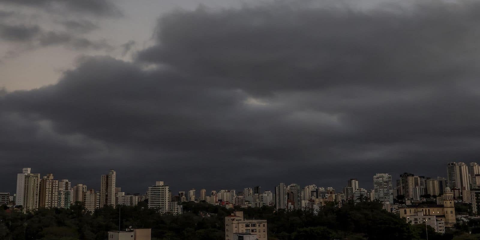 São Paulo (SP), 21/08/2026 - Tempo com nuvens carregadas no final da tarde na cidade de São Paulo. Foto: Paulo Pinto/Agência Brasil