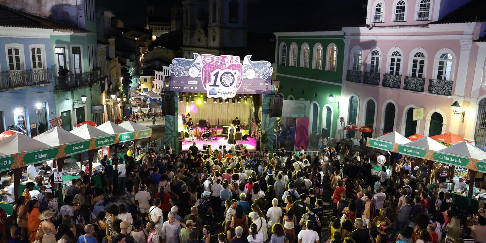 Salvador (BA), 05/08/2026 - Abertura da 10ª edição da Festa Literária Internacional do Pelourinho - Flipelô, que homenageia a poeta Myriam Fraga, com show de Belô Velloso, no Centro Histórico da capital baiana. Foto: Rovena Rosa/Agência Brasil