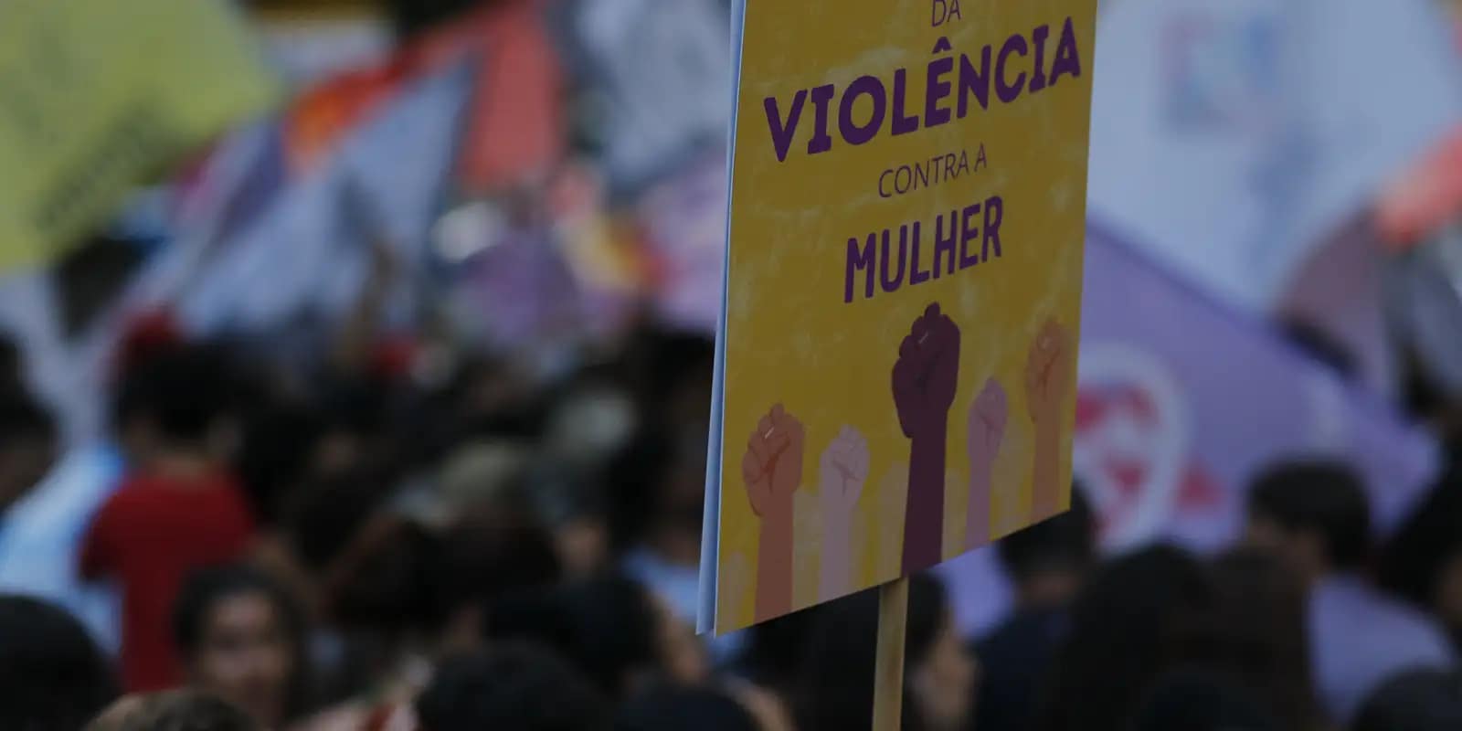 Rio de Janeiro (RJ), 08/03/2023 - Mulheres fazem passeata no Dia Internacional da Mulher - 8M, por direitos e contra a violência e o feminicídio, no centro da cidade. Foto: Fernando Frazão/Agência Brasil