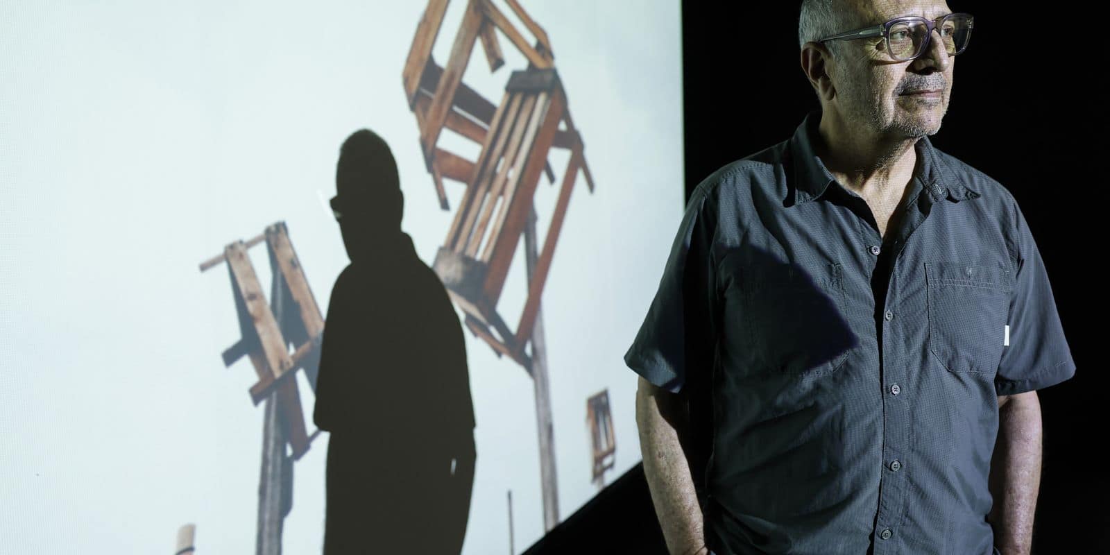 Rio de Janeiro (RJ), 04/08/2026 – Retrato do fotógrafo Rogério Reis em Não Somos Mula, projeção de fotos em exposição no Centro Municipal de Artes Hélio Oiticica. Foto: Fernando Frazão/Agência Brasil