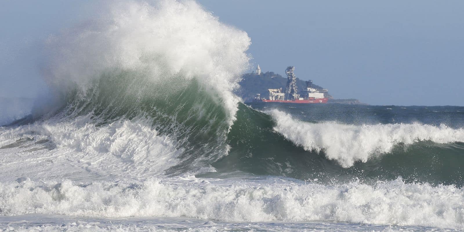 Rio de Janeiro (RJ), 22/12/2025 - Retrospectiva 2025 - Foto feita em 30/07/2025 – Ressaca no mar traz ondas grandes à praia do Leme, provocadas pela passagem de um ciclone extratropical. Foto: Fernando Frazão/Agência Brasil