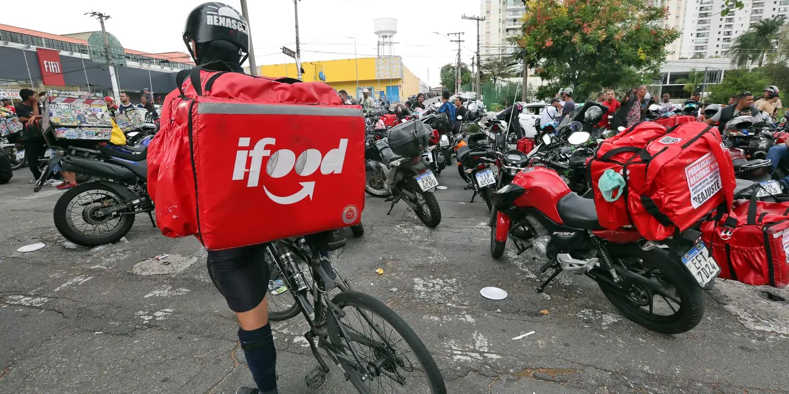 São Paulo (SP), 31/03/2025 - Entregadores de aplicativos de delivery em greve fazem manifestação na frente a sede do iFood em Osasco. Foto: Paulo Pinto/Agência Brasil