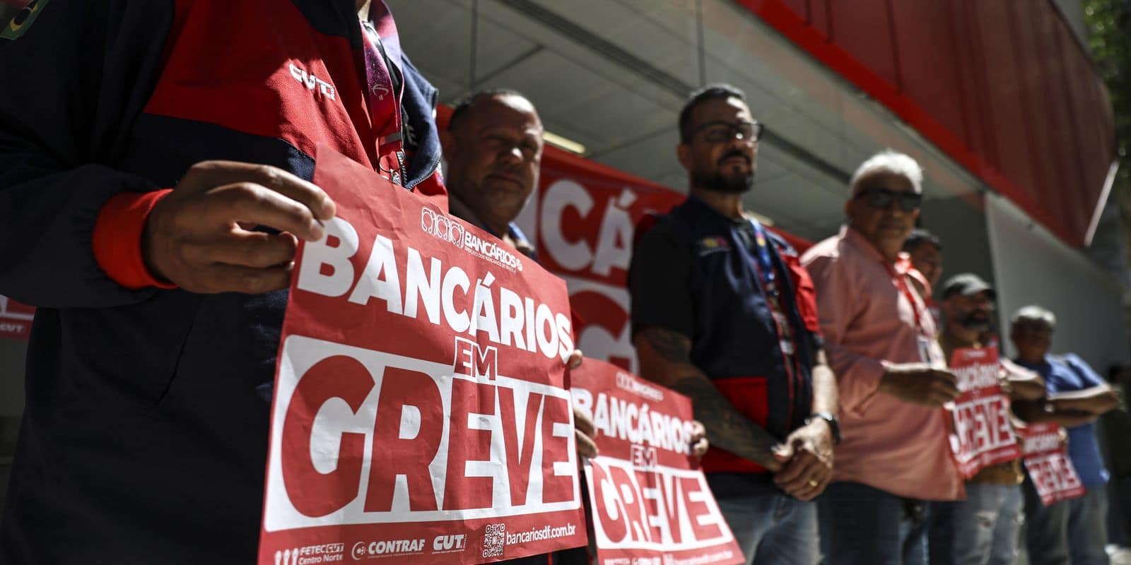 Brasília (DF), 20/08/2026 - Bancários de todo o país fazem greve de 24 horas nesta quinta-feira (20). A categoria cobra reajuste dos salários e benefícios, aumento do piso e mudanças na participação nos lucros e resultados (PLR). Foto: Marcelo Camargo/Agência Brasil