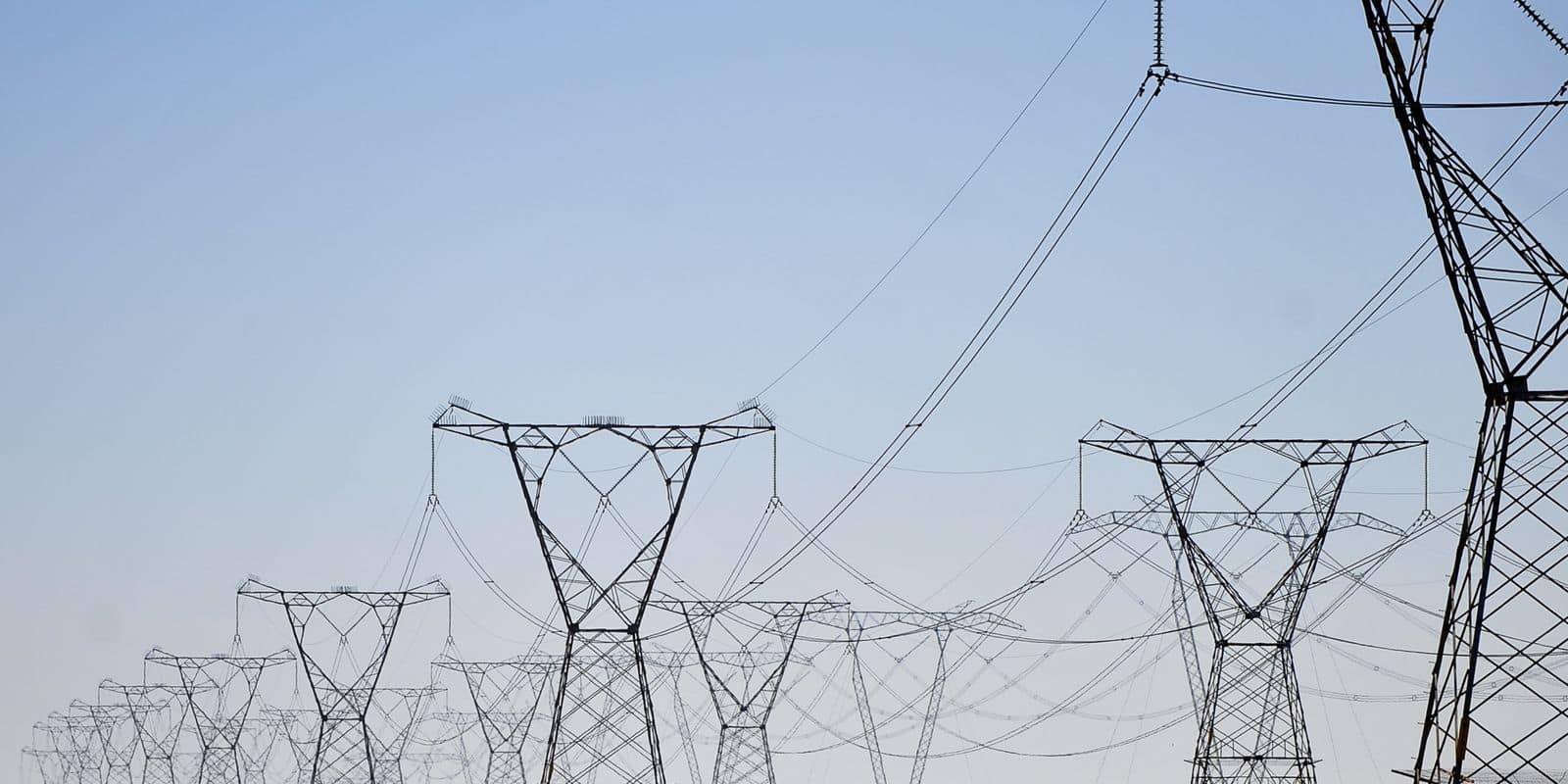 Linhas de transmissão de energia, energia elétrica.