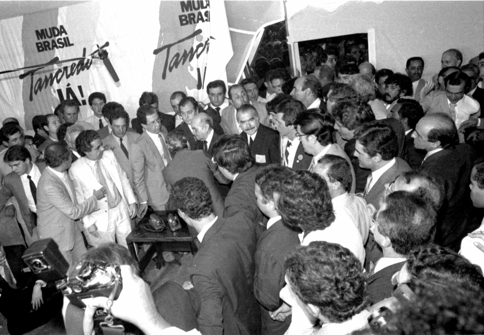 Especial 200 anos do Senado Federal Colégio Eleitoral "Eleição Tancredo Neves". O presidente Tancredo de Almeida Neves nasceu em 4 de março de 1910 em São João del-Rei (MG). Formado em Direito pela Universidade Federal de Minas Gerais, foi promotor público antes de começar na política em 1935, quando se elegeu vereador pelo Partido Progressista. Ficou no cargo até 1937, quando as Câmaras Municipais foram fechadas pelo Estado Novo. Depois de exercer a advocacia por 10 anos, Tancredo foi eleito deputado estadual pelo PSD. Em 1950, foi eleito deputado federal. Três anos depois, assumiu o cargo de ministro da Justiça do segundo governo Getúlio Vargas. Na noite de 24 de agosto de 1954, ele redigia a carta de renúncia do Vargas no Palácio do Catete, quando ele se matou. No mesmo ano, Tancredo foi reeleito deputado e, em 1955, assumiu a diretoria do Banco de Crédito Real de Minas Gerais. Aliado de Juscelino Kubitschek, foi diretor da Carteira de Redescontos do Banco do Brasil entre 1956 a 1958. Nos dois anos seguintes, foi secretário de Finanças de Minas Gerais e disputou o governo do Estado em 1960, sendo derrotado por Magalhães Pinto, da UDN. Depois da renúncia de Jânio Quadros em 1961, Tancredo foi nomeado primeiro-ministro durante o regime parlamentarista. Em 1963, com o retorno do presidencialismo, ele voltou a ser deputado e foi um dos líderes do oposicionista Movimento Democrático Brasileiro, partido criado em outubro de 1965. Tancredo foi deputado até 1978, quando ganhou a eleição para o Senado e, logo em seguida, fundou o PP. Em 1983, voltou para o PMDB e foi eleito governador de Minas. No ano seguinte, renunciou ao mandato para participar do processo de redemocratização, quando foi um dos articuladores da campanha Diretas-Já. Com José Sarney na vice-presidência, Tancredo foi eleito presidente pelo Colégio Eleitoral em 15 de janeiro de 1985. Na véspera da posse, em 14 de março, ele foi internado e Sarney assumiu o cargo. Depois de sete cirurgias, morreu no dia 21 de abril em São Paulo. Foi casado com Risoleta Guimarães Tolentino, com quem teve três filhos. Foto: Célio Azevedo/Senado Federal