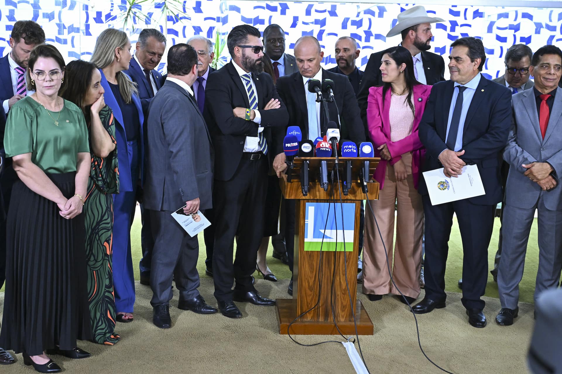 Parlamentares fazem coletiva para anunciar o protocolamento do pedido de abertura da Comissão Parlamentar Mista de Inquérito (CPMI) que vai investigar o caso Banco Master. Segundo a proposta, a CPMI vai apurar indícios de fraudes financeiras, emissão de títulos falsos e prejuízos bilionários, além de eventos que envolveram o Banco de Brasília (BRB) e questões políticas ligadas à compra frustrada da instituição pelo Master. Participam: deputado Carlos Jordy (PL-RJ); deputado Cabo Gilberto Silva (PL-PB); deputado Delegado Caveira (PL-PA); deputada Coronel Fernanda (PL-MT); deputada Adriana Ventura (Novo-SP); deputado Domingos Sávio (PL-MG); deputado Marcel van Hattem (Novo-RS); deputada Caroline de Toni (PL-SC); deputada Chris Tonietto (PL-RJ); deputado Zé Trovão (PL-SC); deputado Helio Lopes (PL-RJ); deputado Danilo Forte (União-CE). Foto: Jefferson Rudy/Agência Senado