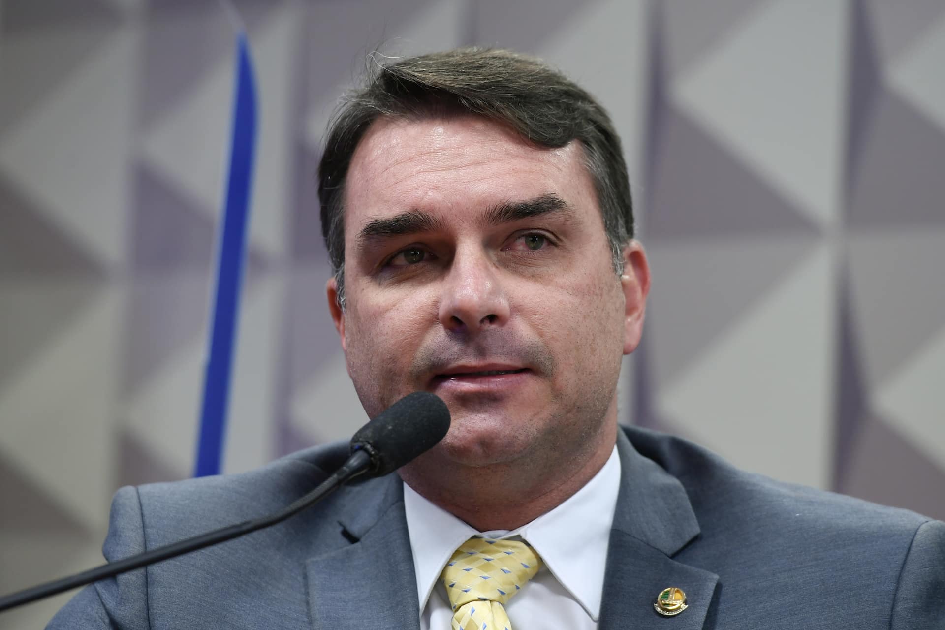 Comissão Temporária Externa destinada a acompanhar "in loco" a situação do Município de Petrópolis-RJ (CTEPETR) realiza reunião semipresencial para apresentação e apreciação do relatório final. Além de outros pontos, o documento destaca as consequências negativas do crescimento desordenado do município e a ausência de um plano de contingência efetivo para desastres. À mesa, em pronunciamento, senador Flávio Bolsonaro (PL-RJ). Foto: Edilson Rodrigues/Agência Senado