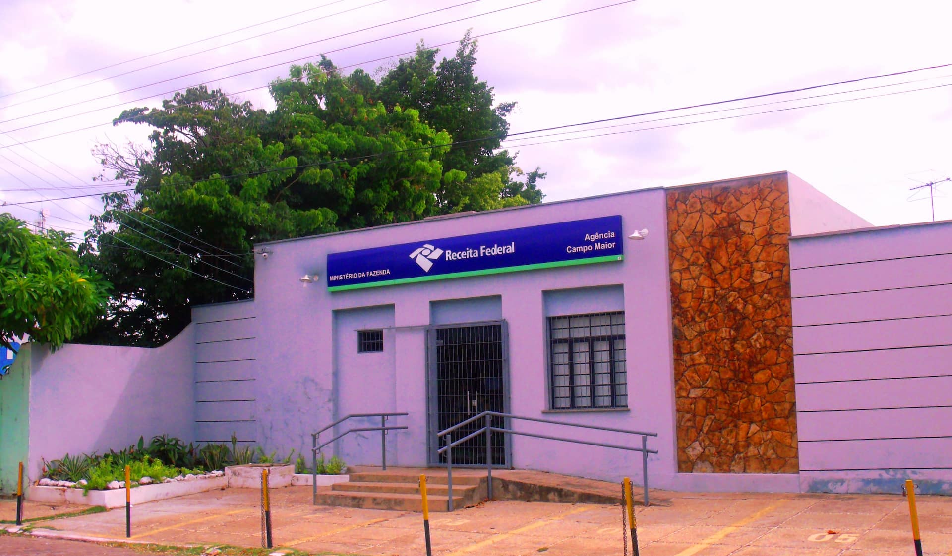 Vista frontal da Agência da Receita Federal em Campo Maior, Piauí, Brasil, em dezembro de 2017.