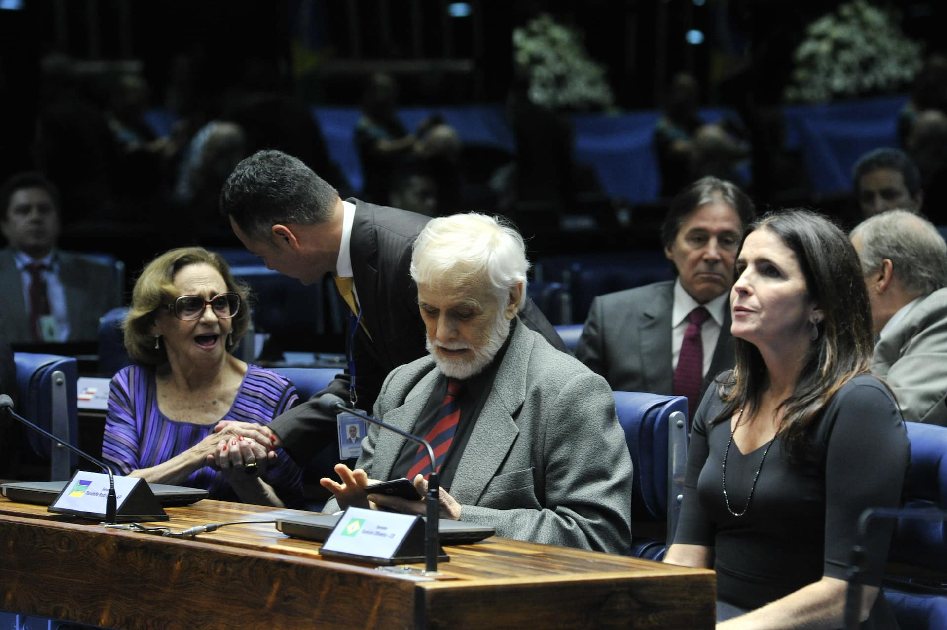 Plenário do Senado Federal durante sessão especial para comemorar o cinquentenário das atividades da TV Globo. E/D: atriz Laura Cardoso; ator Francisco Cuoco; atriz Malu Mader. Foto: Geraldo Magela/Agência Senado