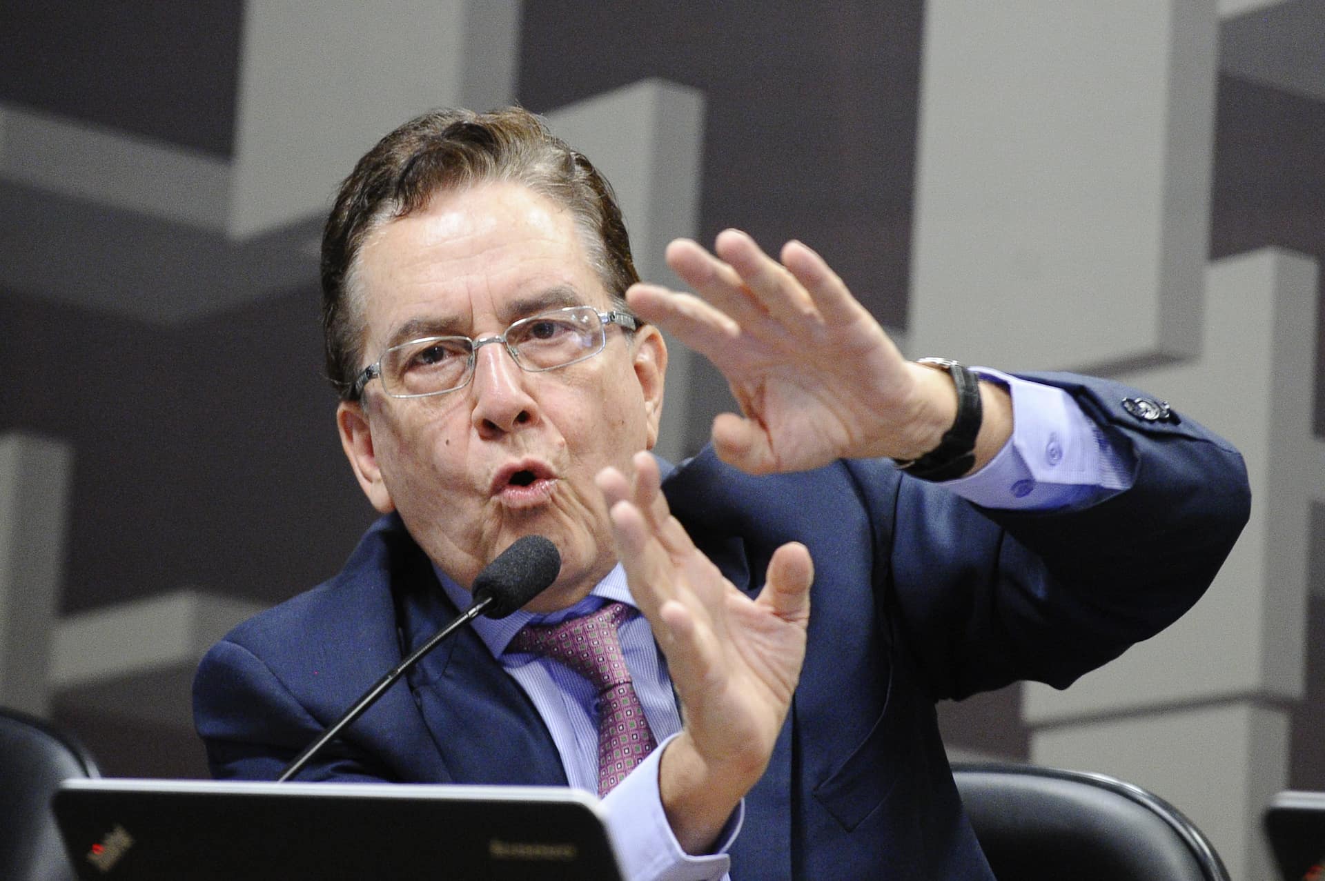 As dificuldades fiscais enfrentadas pelo governo são debatidas na Comissão de Assuntos Econômicos (CAE). Os parlamentares ouvem a proposta emergencial para a superação desses problemas do Movimento Brasil Eficiente, que se define como “um movimento sem qualquer vínculo político ou partidário, que trabalha com propostas concretas para alcançar a Simplificação Fiscal e a Gestão Eficiente das Despesas do Governo no Brasil”. Também é discutida na CAE a atual estrutura da dívida pública, o pagamento de juros, encargos, amortização e refinanciamento dessa dívida e a situação de estados e municípios. A reunião ocorre a pedido dos senadores Fernando Bezerra Coelho (PSB-PE) e Alvaro Dias (PSDB-PR). Em pronunciamento, coordenador do Movimento Brasil Eficiente, Paulo Rabello de Castro. Foto: Edilson Rodrigues/Agência Senado