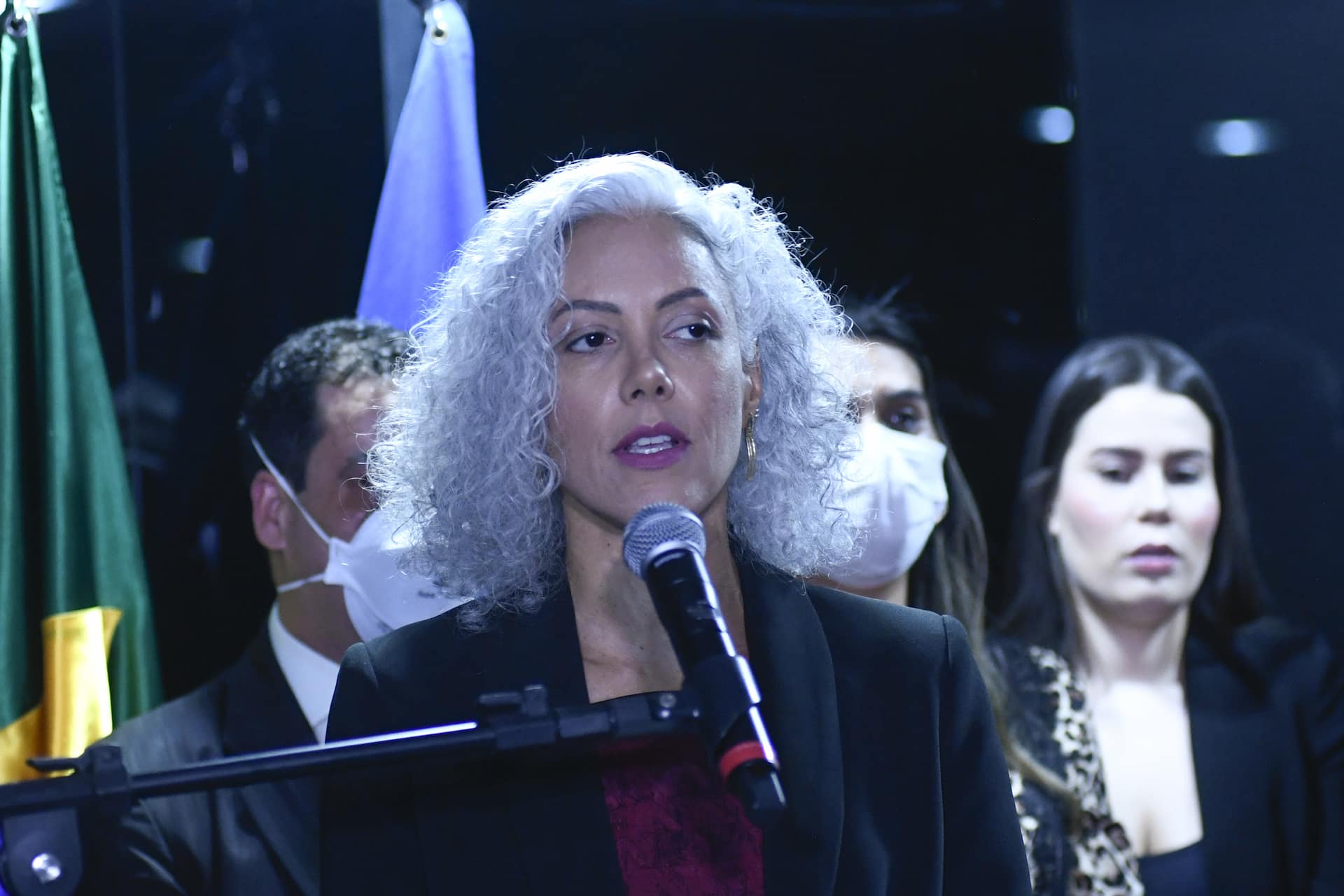 Cerimônia de Inauguração da placa "Estúdio Carlos Alberto Pereira". Estúdio da TV Senado no Salão Azul recebe o nome de “Estúdio Carlos Alberto Pereira”. A iniciativa (PRS 62/2020) tem por objetivo homenagear Carlos Alberto Pereira da Silva, repórter cinematográfico da TV Senado (desde 1994, quando a emissora era apenas uma central de vídeo) que faleceu em 2020 vítima da covid-19. Carlos Alberto nasceu em Anápolis (GO), no dia 8 de agosto de 1956. Ele fez carreira em Brasília, onde trabalhou na antiga Radiobras, na extinta TV Manchete, na TV Record e na TV Câmara. Deixou a TV Senado por um curto período, entre 2003 e 2006. Em 2014, o programa EcoSenado, com o qual ele colaborou, venceu a etapa distrital do 6º Prêmio Sebrae de Jornalismo como Melhor Reportagem Cinematográfica. Em discurso, diretora da Secretaria de Comunicação Social do Senado Federal, Erica Ceolin. Foto: Geraldo Magela/Agência Senado