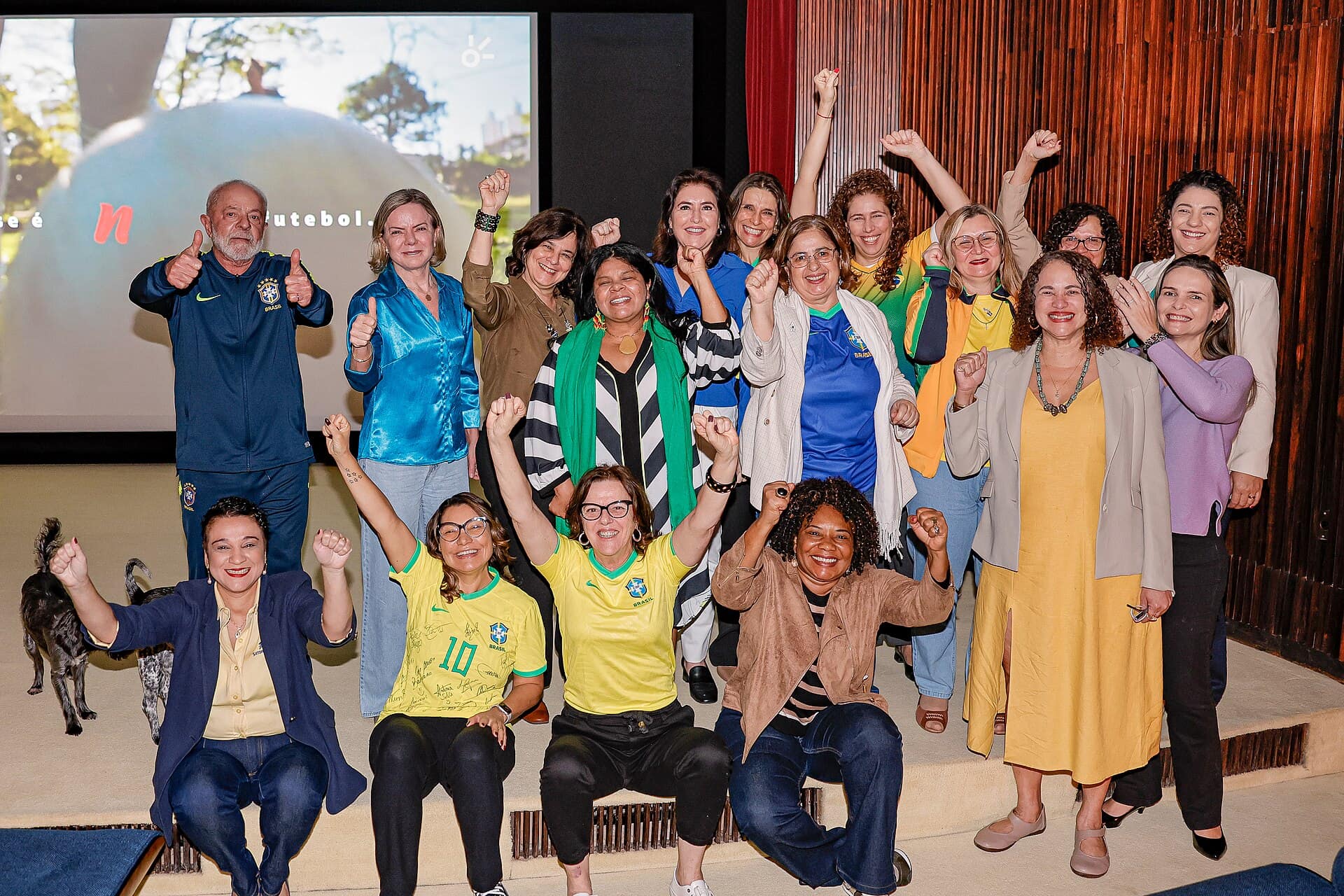 24.07.2023 - Presidente da República, Luiz Inácio Lula da Silva durante jogo de estreia da Seleção Brasileira Feminina de Futebol na Copa do Mundo Feminina da FIFA (Brasil x Panamá). Lançamento do Programa de Ação na Segurança (PAS) e assinatura de atos. Palácio da Alvorada, Brasília - DF. Foto: Ricardo Stuckert/PR