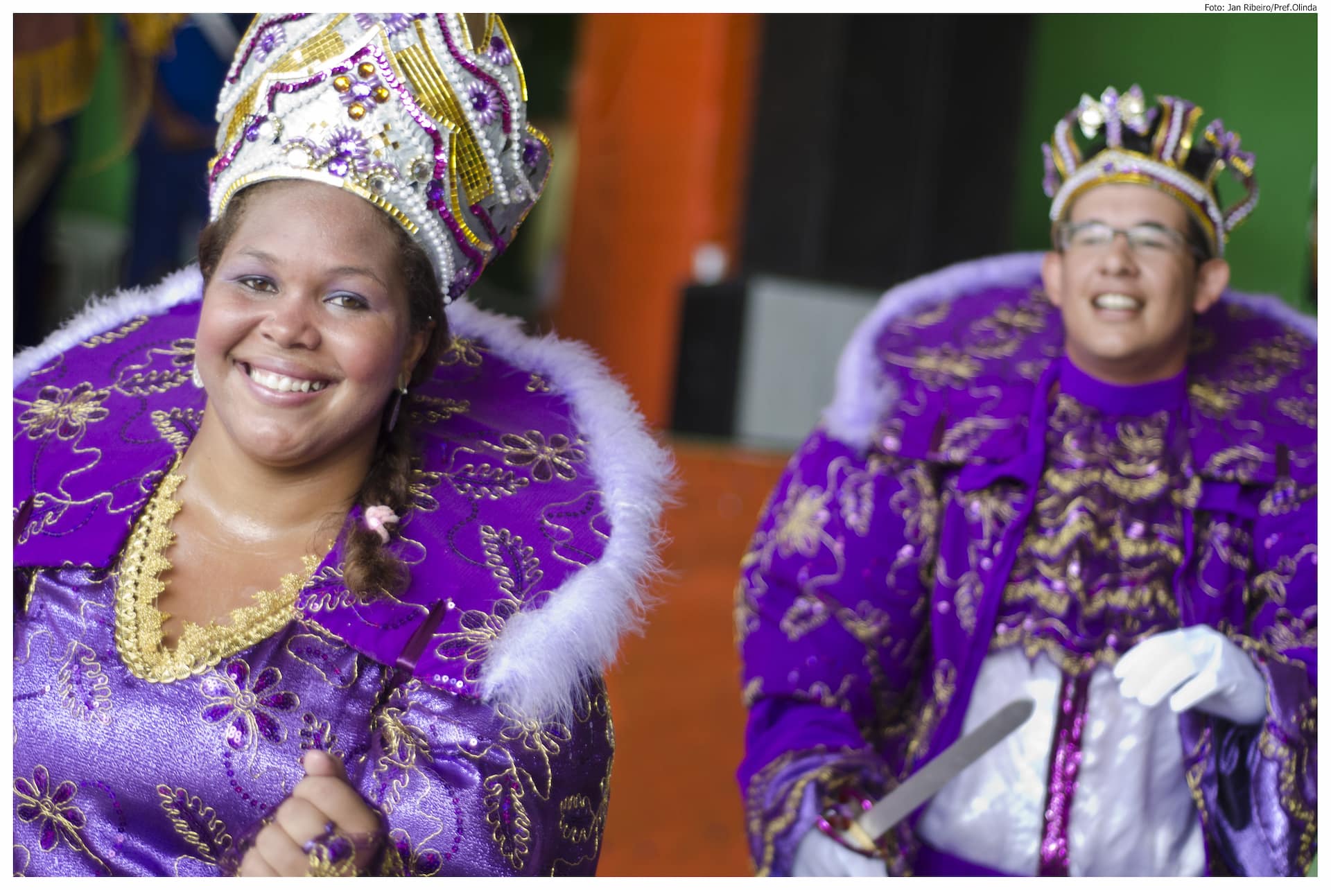 Segunda-feira de carnaval foi dia de Encontro de Maracatus e Carnaval Mesclado, na Cidade Tabajara. A brincadeira, iniciada pelo Mestre Salustiano, perdura através de seus filhos e da luta dos maracatus, blocos, bois e caboclinhos para manter viva a cultura popular. Juntos, o prefeito Renildo Calheiros e o governador Eduardo Campos prestigiaram a festa. Foto: Jan Ribeiro/Pref.Olinda www.olinda.pe.gov.br