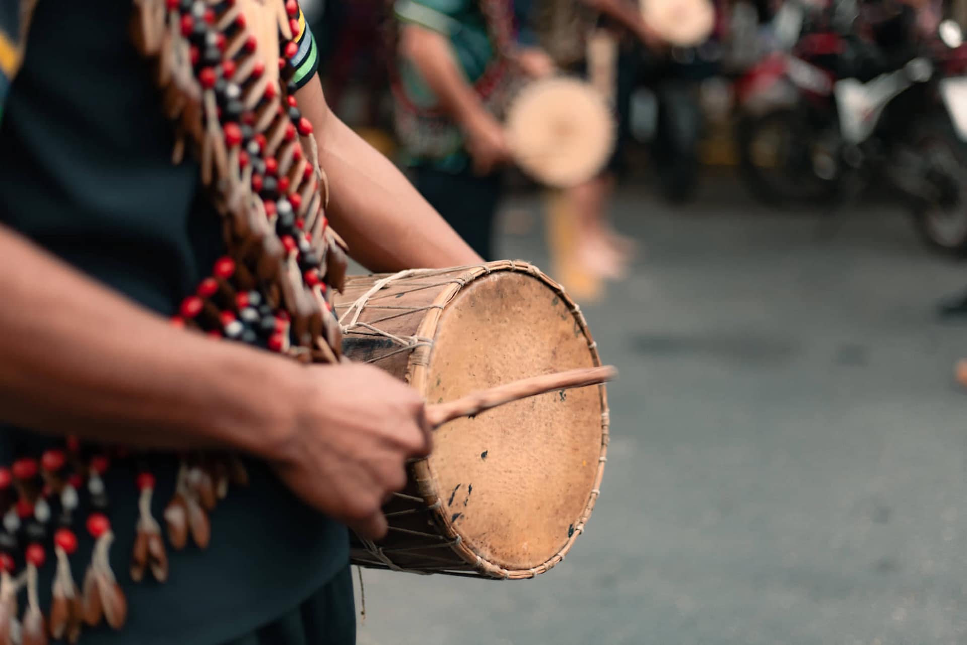 El tamboreo kichwa de Pastaza es una expresión cultural muy importante para la región de la Amazonía en Ecuador. Esta forma de tamboreo se caracteriza por el uso de tambores y otros instrumentos de percusión que crean ritmos complejos y contundentes. En el tamboreo kichwa de Pastaza, la música es el centro de la celebración. Se utiliza para acompañar diferentes tipos de danzas y celebraciones, como bodas, funerales, y ceremonias religiosas y culturales. Los tambores tienen diferentes tamaños y se tocan de manera diferente, según el ritmo que se quiere crear. Los tamboreros kichwas de Pastaza son artistas muy talentosos, que han aprendido de sus antepasados la técnica y el estilo del tamboreo. A través de sus tambores, cuentan historias y transmiten mensajes de su cultura y su comunidad. El tamboreo kichwa de Pastaza es una expresión cultural única y significativa, que refleja la riqueza y diversidad de la cultura amazónica en Ecuador. Es una forma de mantener viva la tradición y de honrar a los antepasados, mientras se celebra la vida y la alegría a través de la música y el baile.