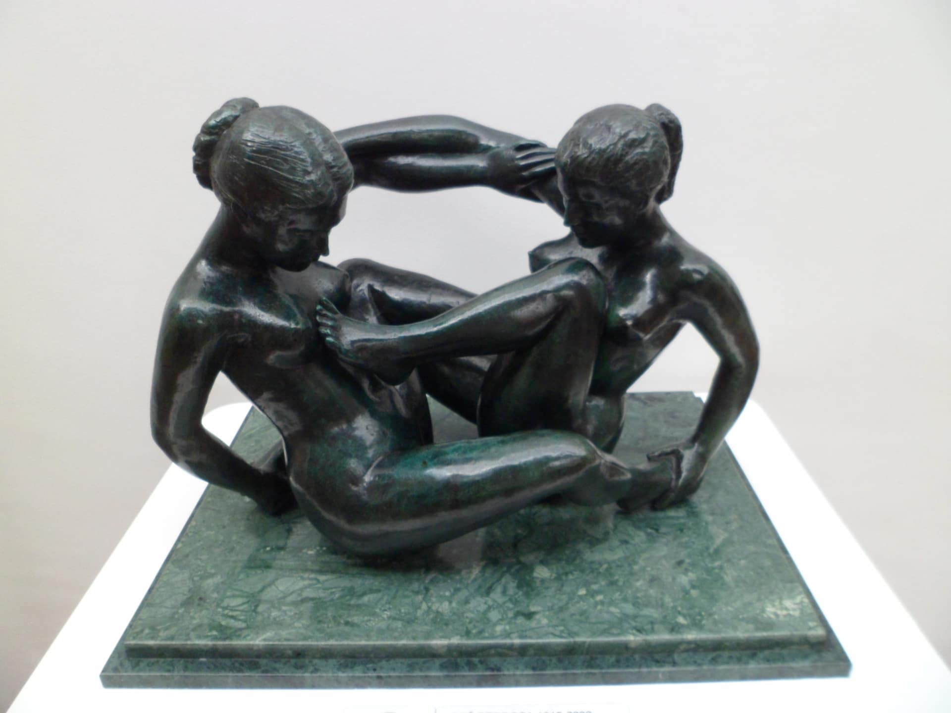Escultura de duas mulheres nuas, criada pelo artista brasileiro José Pedrosa (1915-1992).