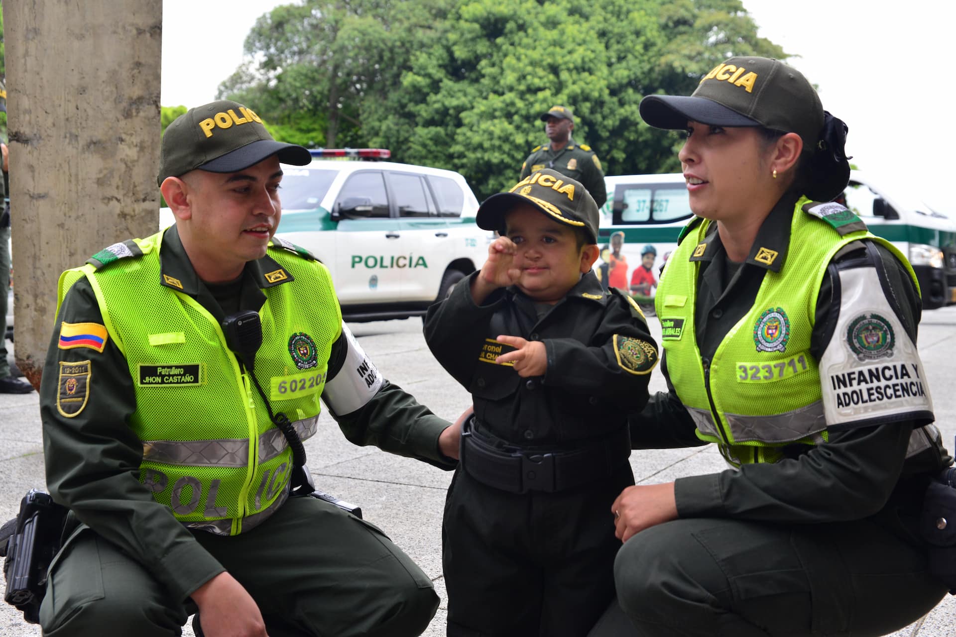 PORQUE SOMOS UNA POLICÍA PARA LA GENTE, LE CUMPLIMOS A SEBASTIÁN SU SUEÑO DE SER POLICÍA EN EL MARCO DE LOS 36 AÑOS DE LA POLICÍA METROPOLITANA RECIBIÓ UN RECONOCIMIENTO EL HELICÓPTERO HALCÓN SE CONVIRTIÓ EN OTRO DE LOS REGALOS PARA DARLE UNA INOLVIDABLE EXPERIENCIA Medellín, Antioquia. La Policía Nacional de Colombia, en desarrollo del Plan Choque “El que la hace la paga”, fase IV “Participación Cívica y Prevención” y en desarrollo de nuestro Pilar Institucional ‘Una Policía para la Gente’, le cumplió el sueño de ser Policía honorario a Sebastián un joven de 20 años que padece varias discapacidades físicas. La Policía Nacional de todos los colombianos con su grupo de Protección a la Infancia y Adolescencia del Valle de Aburrá conoció la historia de Sebastián Chaverra, un joven con discapacidad auditiva, quien a sus 20 años de edad padece de otras discapacidades físicas como enanismo hipofisiario, pérdida de la vista en el ojo derecho y visión borrosa en su ojo izquierdo; además de ser sordomudo, pero quien a pesar de las adversidades de la vida, ha demostrado una inmensa felicidad y gran admiración por la Policía Nacional, deseando siempre haber sido parte de nuestra familia policial. Una vez conocida su historia, fue visitado en su hogar ubicado en el barrio Calatrava de Itagüí, donde la señora Sandra Milena Arenas Montoya madre cabeza de familia, describe que su hijo Sebastián ha demostrado siempre querer ser un integrante de la Policía Nacional, que cada vez que observa los uniformados del cuadrante de su barrio los saluda con mucho entusiasmo y alegría a pesar de sus limitaciones. Por lo anterior, en aplicación de nuestro Pilar Institucional ‘Una Policía para la Gente’, y en el marco del aniversario 36 de la Policía Metropolitana del Valle de Aburrá, se le rindió un homenaje como Policía honorario, para que Sebastián viviera la experiencia de ser un integrante de nuestra Policía. Le fueron entregados como obsequio una bicicleta y un uniforme de su equipo favorito el Atlético Nacional. Una vez finalizó el evento fue llevado a ser también un piloto honorario en el helicóptero Halcón y así culminó su sueño por todo lo alto. Para lograr una efectiva comunicación entre el hoy homenajeado y la institución, se dispuso al Patrullero Carlos Alberto Valencia Urrutia, quien con 12 años en la institución, es traductor de lenguaje de señas. Hace seis años la Policía Nacional le hizo posible capacitarse en lengua de señas colombianas, labor que ha puesto al servicio de las comunidades sordas.